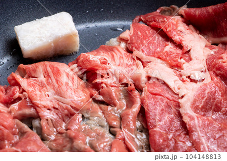 牛肉(ウデ薄切り)をフライパンで焼く調理シーン。 104148813