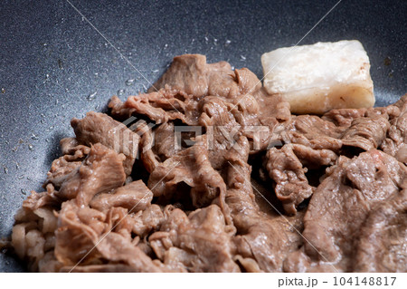 牛肉(ウデ薄切り)をフライパンで焼く調理シーン。 104148817