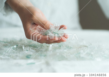 プラスチックのかけらを持つ手元写真 104148856