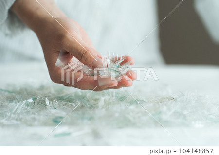 プラスチックのかけらを持つ手元写真 104148857