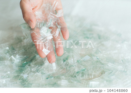 プラスチックのかけらを持つ手元写真 104148860