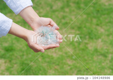 プラスチックのかけらを持つ手元写真 104148986