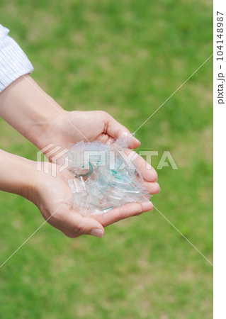 プラスチックのかけらを持つ手元写真 104148987