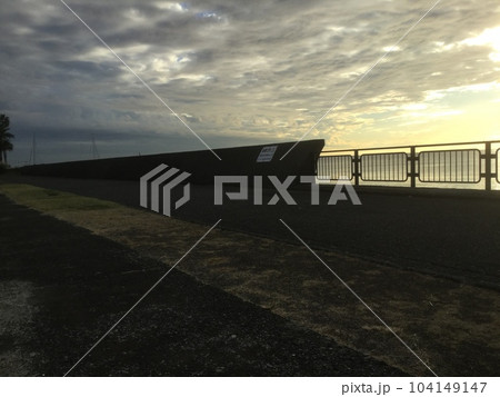遊歩道から見える空 104149147