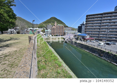 備後「三原城」の石垣とその周辺 104149352