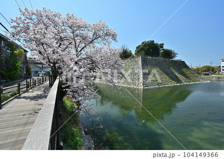 備後「三原城」の石垣とその周辺 104149366