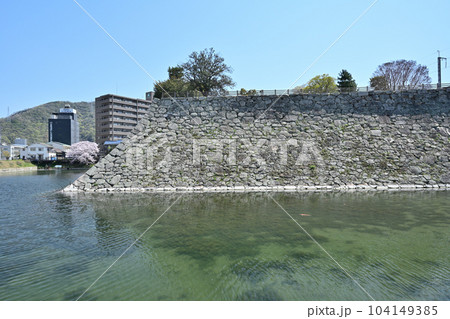 備後「三原城」の石垣とその周辺 104149385