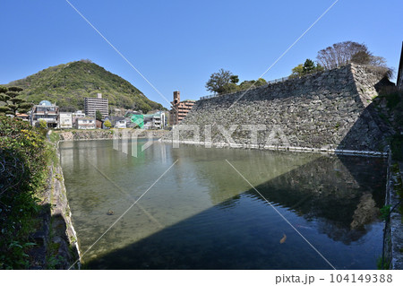 備後「三原城」の石垣とその周辺 104149388