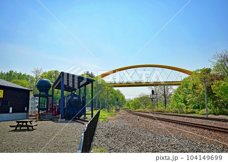 ニセコ大橋とニセコ駅構内に展示保存されてる蒸気機関車と転車台 104149699