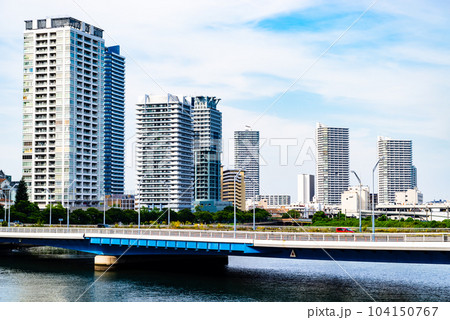 横浜の街並み 帷子川の水面と林立する高層マンション群 2023.06 b-2 高彩度コントラスト 横浜の街並み 帷子川の水面と林立する高層マンション群 2023.06 b-2 高彩度コントラスト 104150767