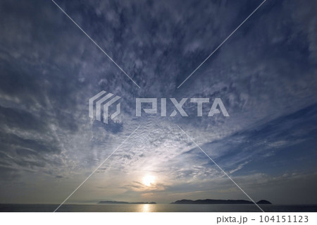 多様な雲が広がった夕方の空と海・初夏・超広角・空主体・230618pm 多様な雲が広がった夕方の空と海・初夏・超広角・空主体・230618pm 104151123