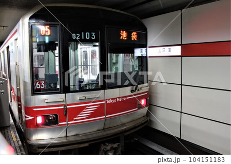荻窪駅に停車中の東京メトロ電車 104151183