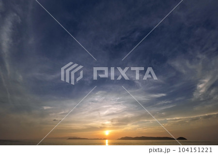 多様な雲が広がった夕空と海・初夏・超広角・空主体・230618pm 多様な雲が広がった夕空と海・初夏・超広角・空主体・230618pm 104151221