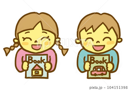 絵本を手に持つ男の子と女の子 おすすめの絵本 104151398