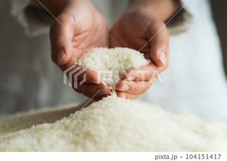お米をすくう手のパーツカット 104151417