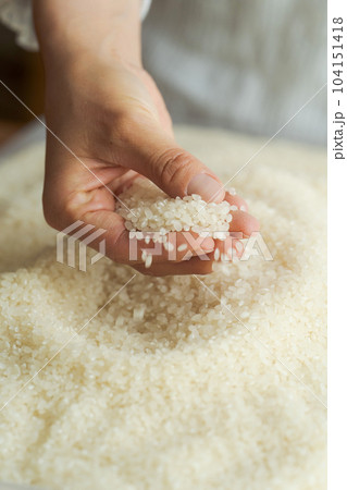 お米をすくう手のパーツカット 104151418