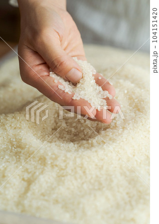 お米をすくう手のパーツカット お米をすくう手のパーツカット 104151420