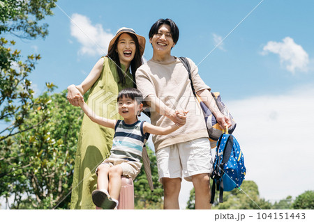 夏休みに家族旅行に行く笑顔の親子・子育てファミリー 104151443