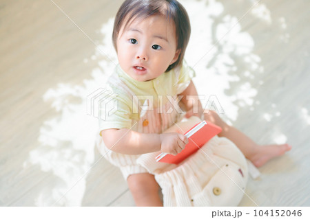 リュックに絵本を入れる赤ちゃん ファーストリュック リュックに絵本を入れる赤ちゃん ファーストリュック 104152046
