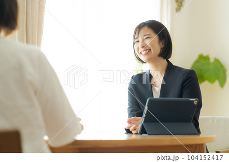 対面で会話をするスーツ姿の女性 104152417