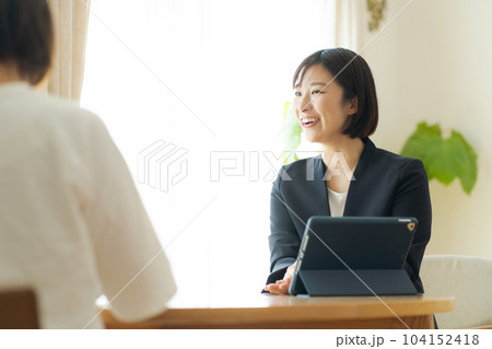 対面で会話をするスーツ姿の女性 対面で会話をするスーツ姿の女性 104152418