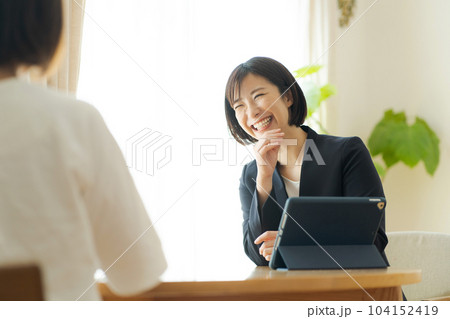 対面で会話をするスーツ姿の女性 対面で会話をするスーツ姿の女性 104152419