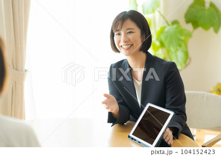 対面で会話をするスーツ姿の女性 対面で会話をするスーツ姿の女性 104152423