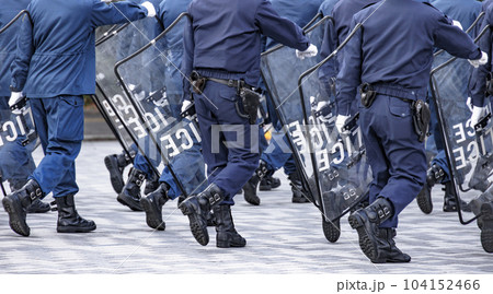 団体で行進の練習をする警察官の写真素材 [104152466] - PIXTA