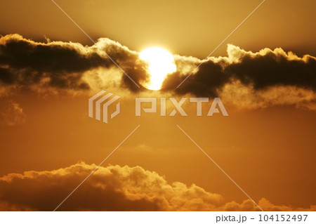 夕陽と雲のシルエット・秋・望遠・空限定・211007pm 104152497