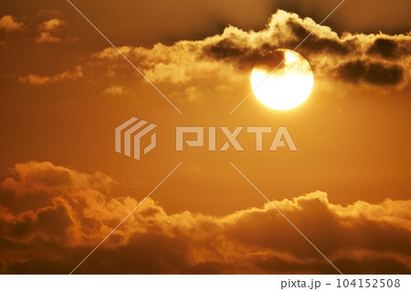 夕陽と雲のシルエット・秋・望遠・空限定・211007pm 夕陽と雲のシルエット・秋・望遠・空限定・211007pm 104152508