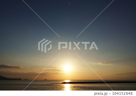 秋の夕空と反射する海・211007pm 104152848