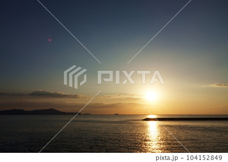 秋の夕空と反射する海・211007pm 104152849