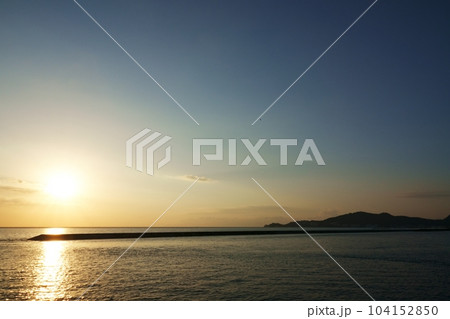 秋の夕空と反射する海・211007pm 秋の夕空と反射する海・211007pm 104152850