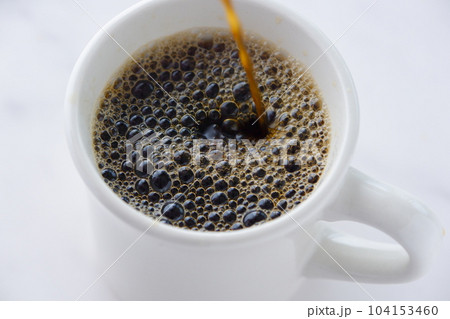 淹れたてのコーヒーをマグカップに注ぐ 104153460