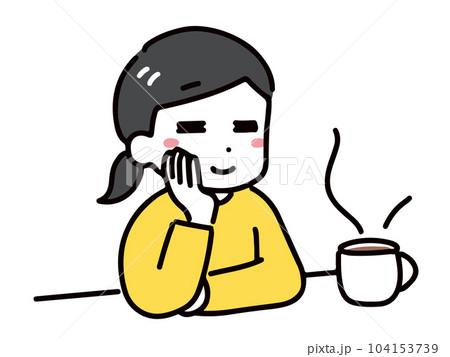 コーヒーの横でリラックスしている私服の若い女性(上半身)	 104153739