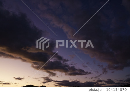 晩秋の夕暮れ空・211010pm 104154070