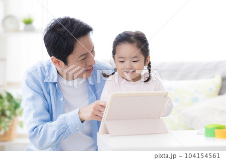 ファミリー　パパとタブレットで動画を見る女の子 104154561