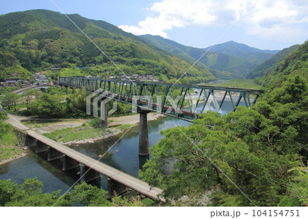 四万十川に架かる鉄橋と第一三島沈下橋 104154751