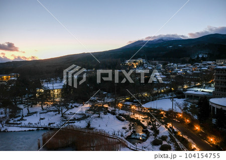 福島県　二本松市　岳温泉　鏡ヶ池と安達太良山の夕景 104154755