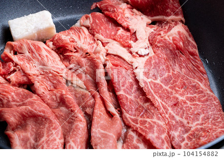 牛肉(ウデ薄切り)をフライパンで焼く調理シーン。 104154882
