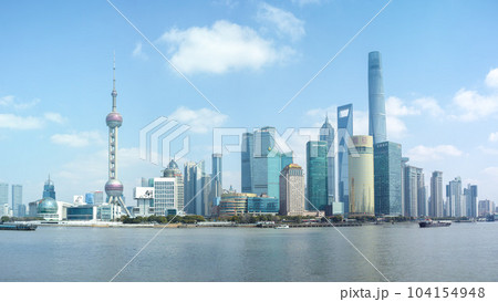 中国・上海 2023年 外灘から浦東・陸家嘴を望む 中国・上海 2023年 外灘から浦東・陸家嘴を望む 104154948