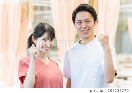 病院で働くガッツポーズする笑顔の医者たち 病院で働くガッツポーズする笑顔の医者たち 104155270