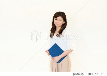 タブレット端末を手にもつ女性 タブレット端末を手にもつ女性 104155336