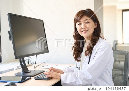 女性の医師 104156487