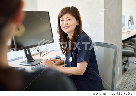 診察中の医師 診察中の医師 104157356