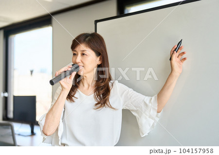 ホワイトボードに記入する女性講師 ホワイトボードに記入する女性講師 104157958