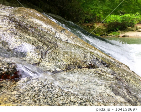 美しい川の水 104158697