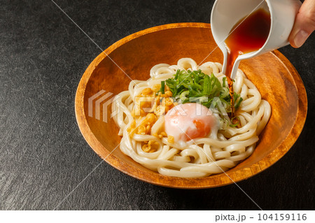 かけうどんChilled udon (Japanese wheat noodle dish) 104159116