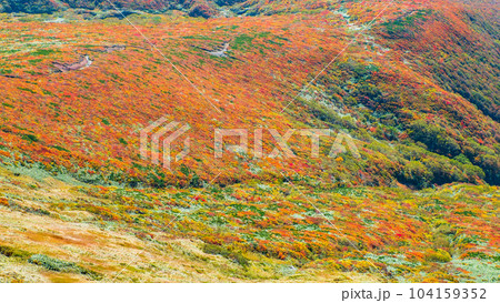 秋の栗駒山登山（山頂からの眺め） 104159352