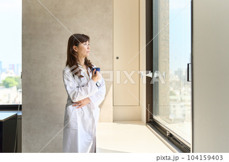 一息する女性医師 一息する女性医師 104159403